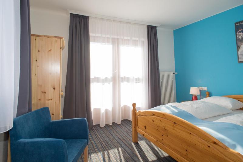 Double Room with Balcony image 4