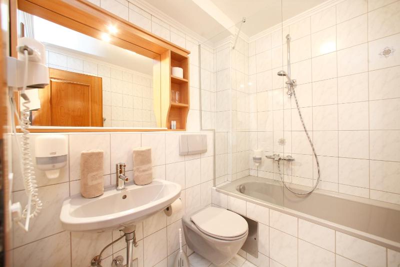 Economy Double Room image 4
