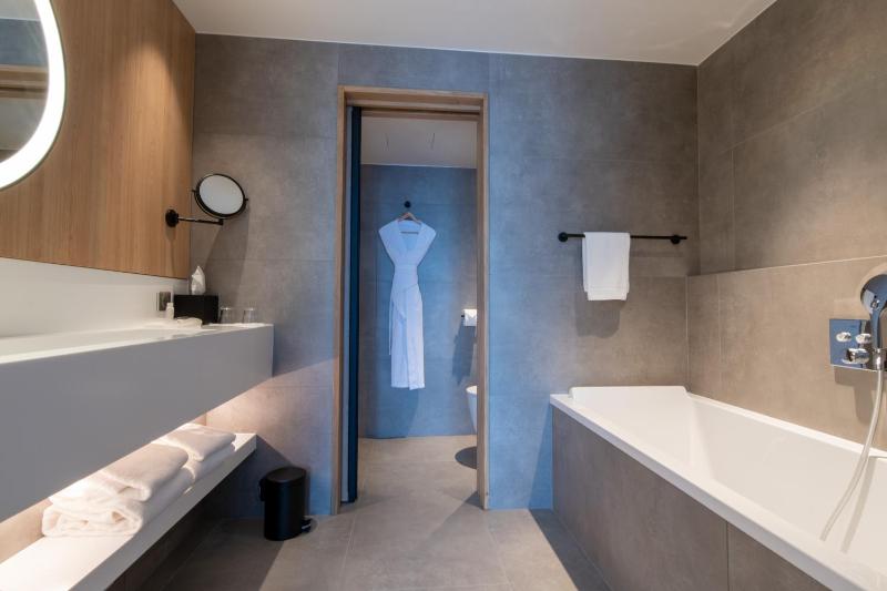 Deluxe Room with Two Single Beds image 3