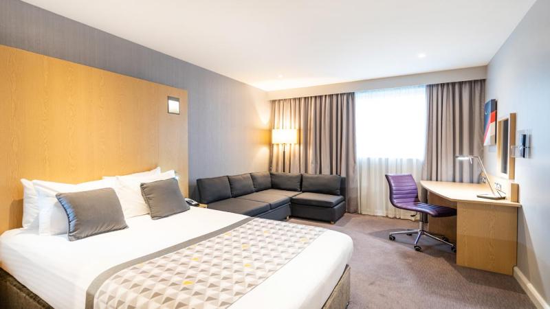 Standard Double Room with Sofa Bed image 4