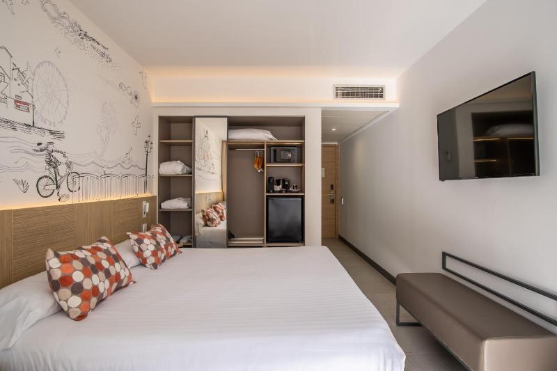 Premier Double Room with side Sea View image 4