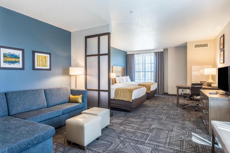 Superior Queen Suite with Two Queen Beds - Non-Smoking image 2