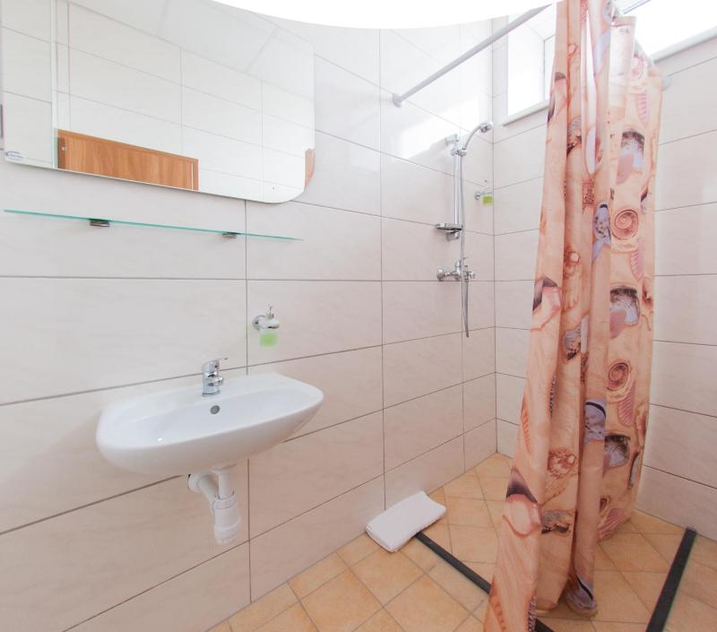 Twin Room with Bathroom image 2