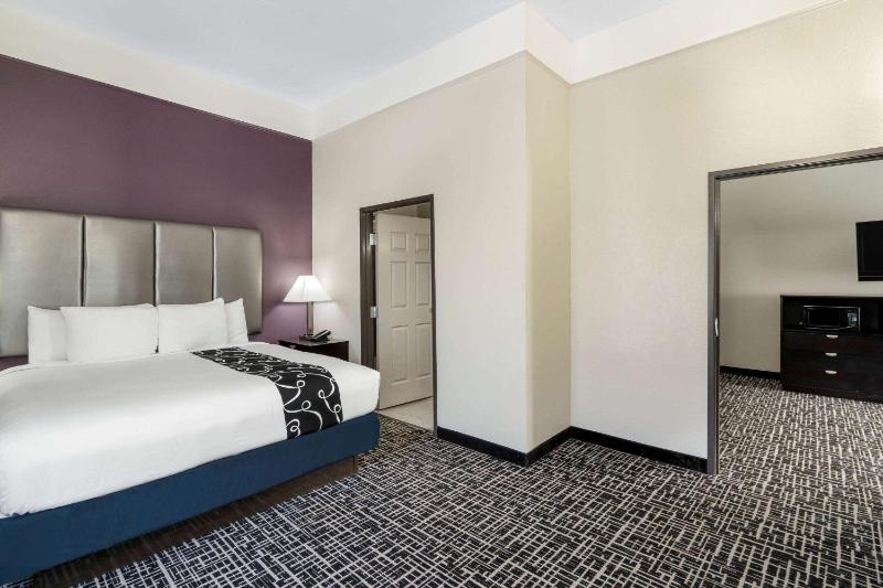 One-Bedroom King Suite - Non-Smoking image 4