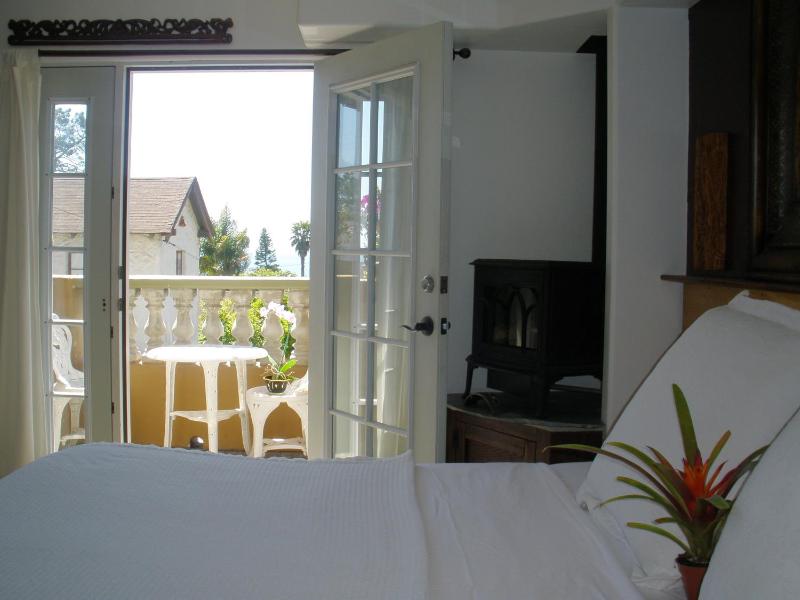 King Room with Partial Ocean View image 4