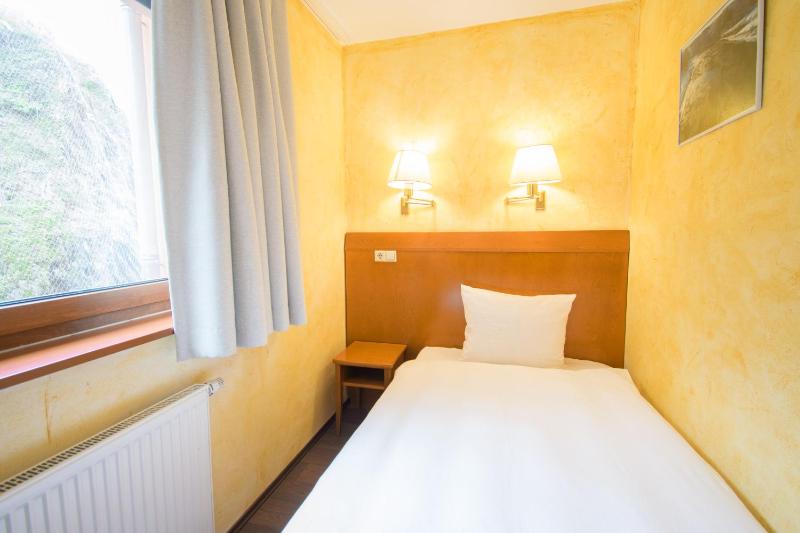 Single Room image 3