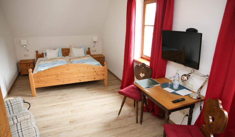 Deluxe Queen Room image 4