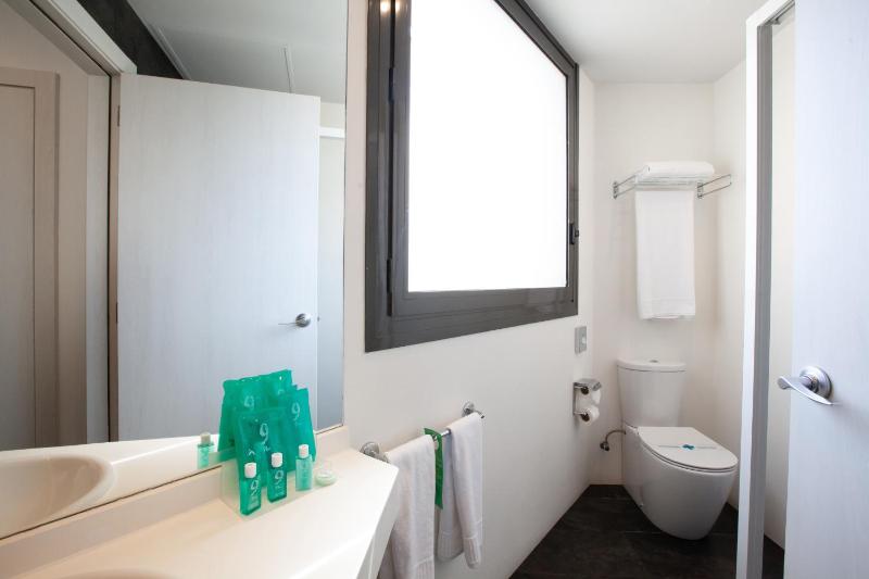 Basic Double Room image 3