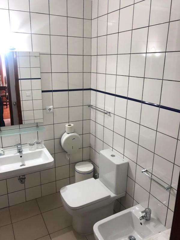Basic Double Room image 2