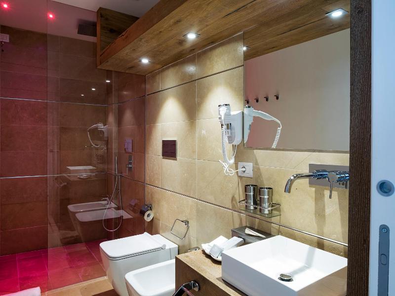 Suite with Spa Access image 3