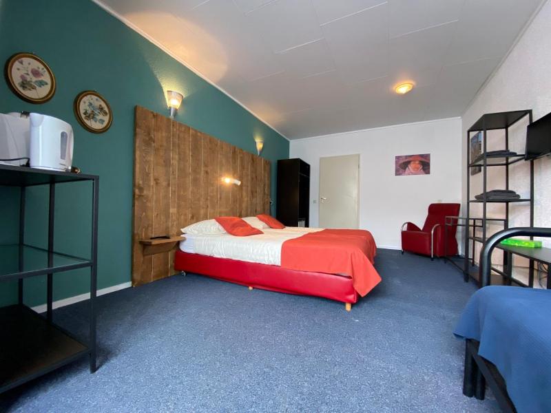 Twin Room image 2