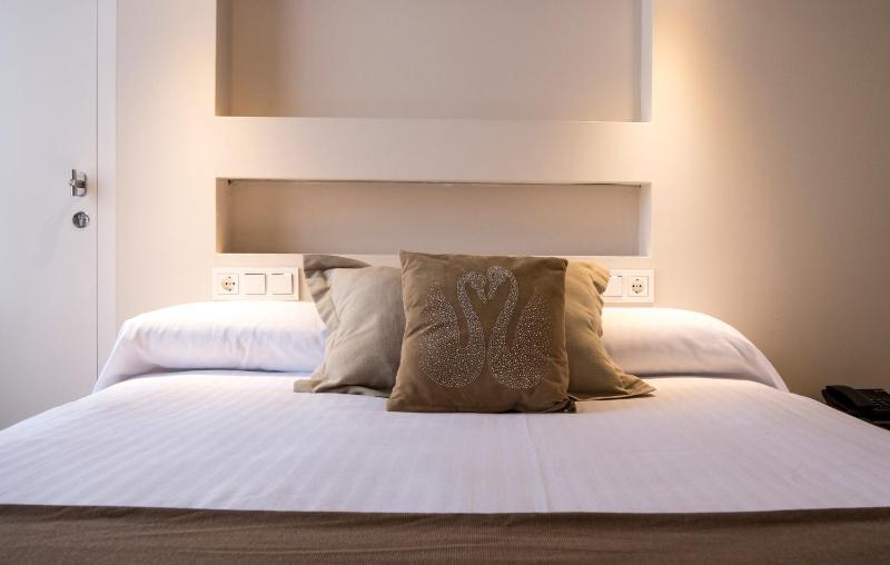 Basic Double Room image 4