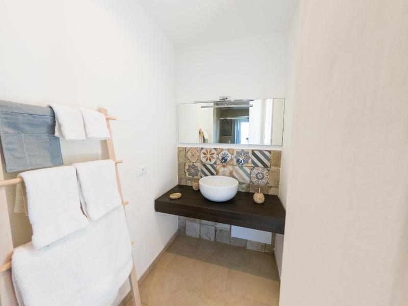 One-Bedroom Apartment image 4