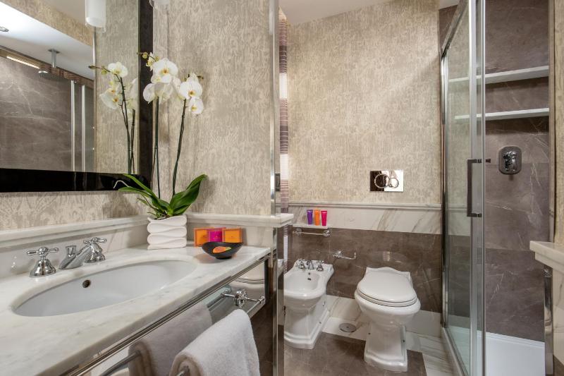 Deluxe Double Room image 3