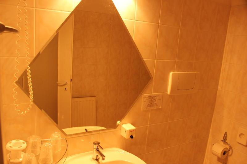 Twin Room image 4