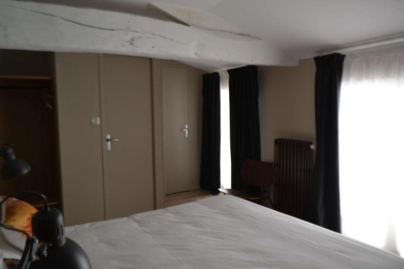 Comfort Queen Room - Street Side image 3