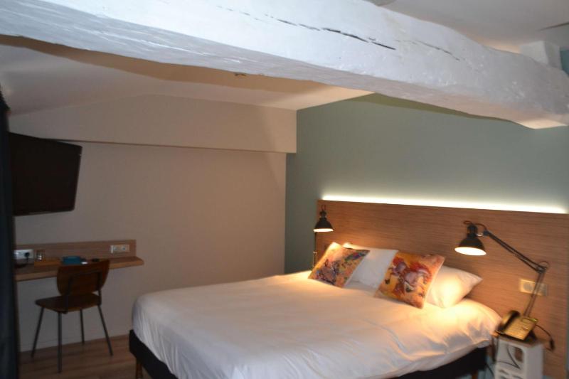 Comfort Queen Room - Street Side image 4