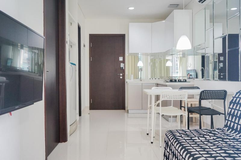 Cozy Living 1BR at Brooklyn Alam Sutera Apartment By Travelio - image 10