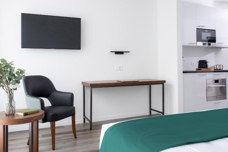 Double Room image 4