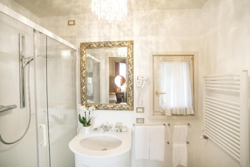 Classic Double Room image 3