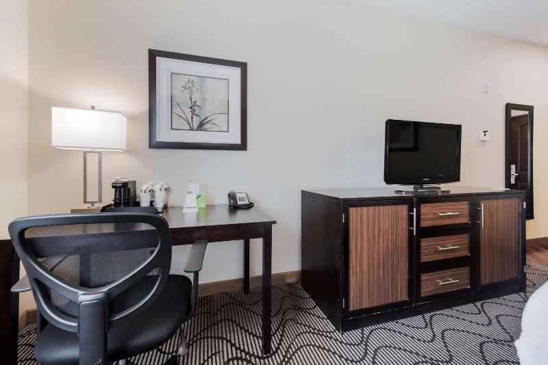 Deluxe Queen Room with Two Queen Beds image 1
