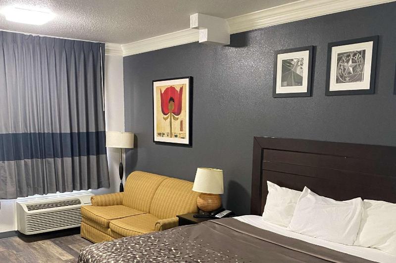 King Room with Sofa Bed - Non-Smoking image 2
