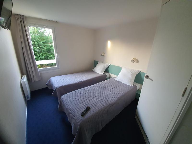 Standard Twin Room image 1