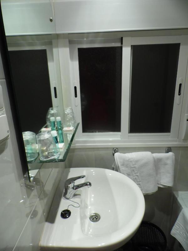Single Room with Private External Bathroom image 2