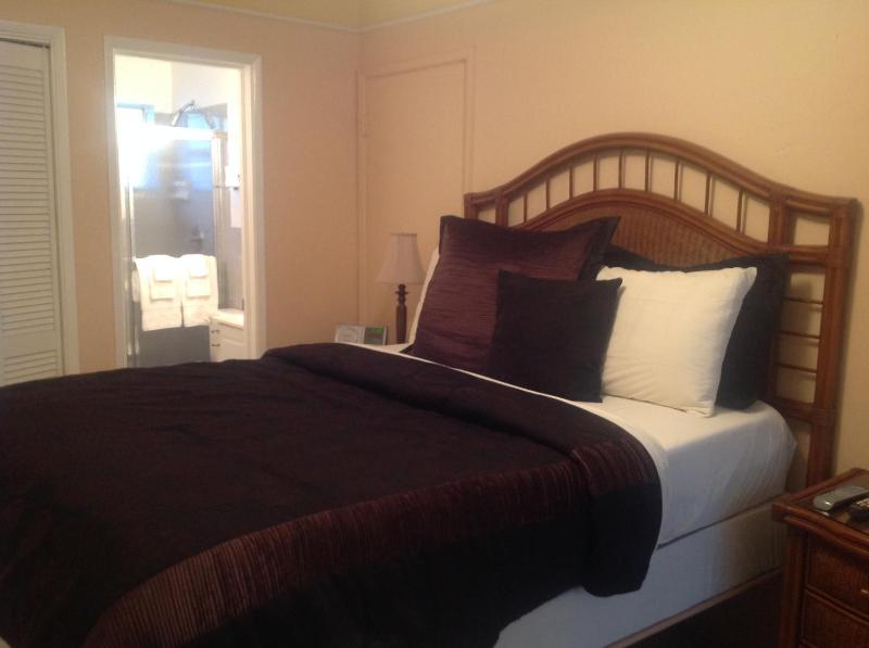 Standard Queen Room with Pool View image 1