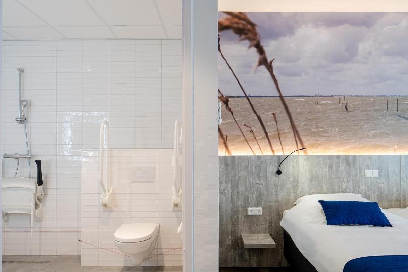 Superior Twin Room image 4