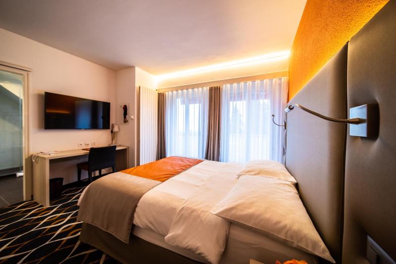 Superior Double Room image 3