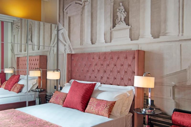 Deluxe Queen Room with Cathedral View  image 4