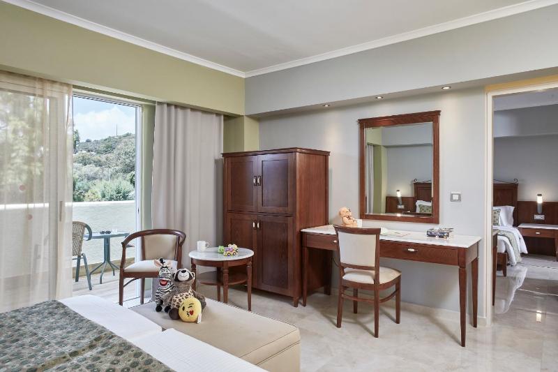 Superior Family Room with Garden View image 1