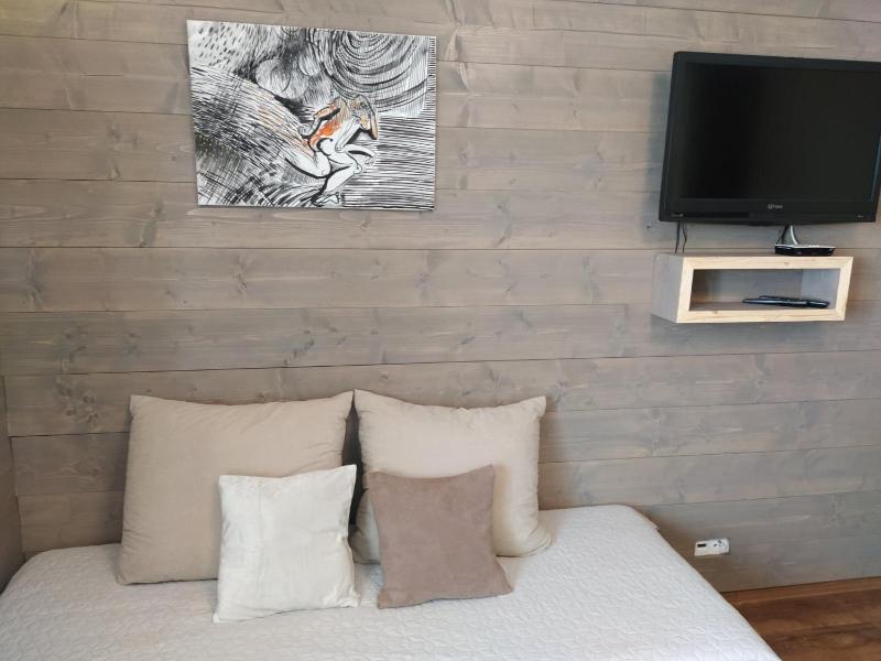 One-Bedroom Apartment image 4