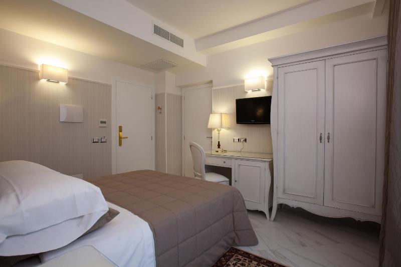 Triple Room with Spa Access image 1