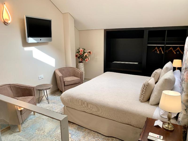 Duplex Suite with Spa Bath image 4