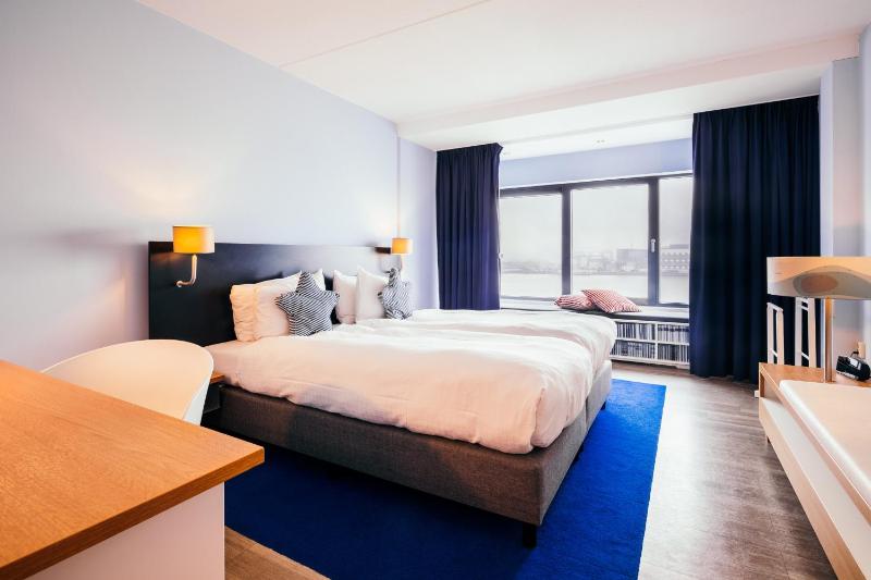 Large Twin Room with River View image 4