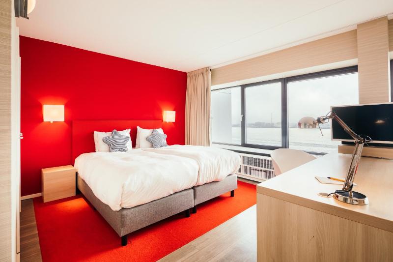 Deluxe Suite with Balcony image 4