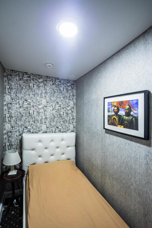 Single Room with Shared Shower and Toilet image 3