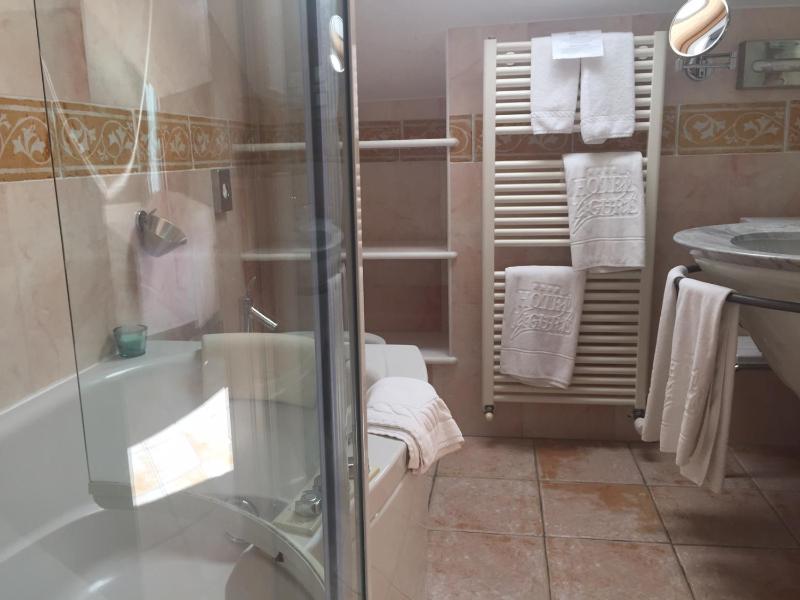 Double or Twin Room with Sea View image 4