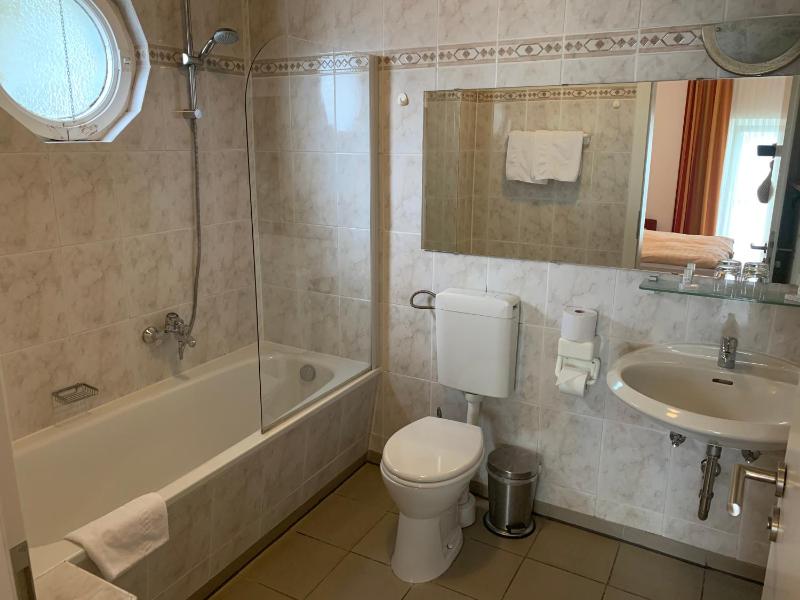 Standard Triple Room image 2