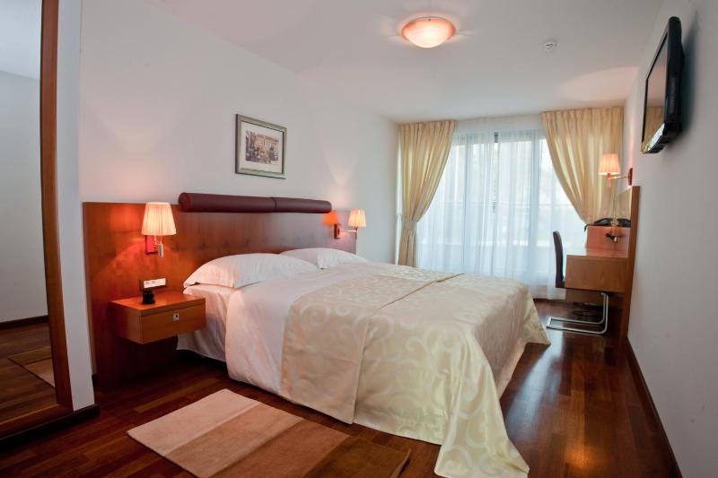 Twin Room image 2