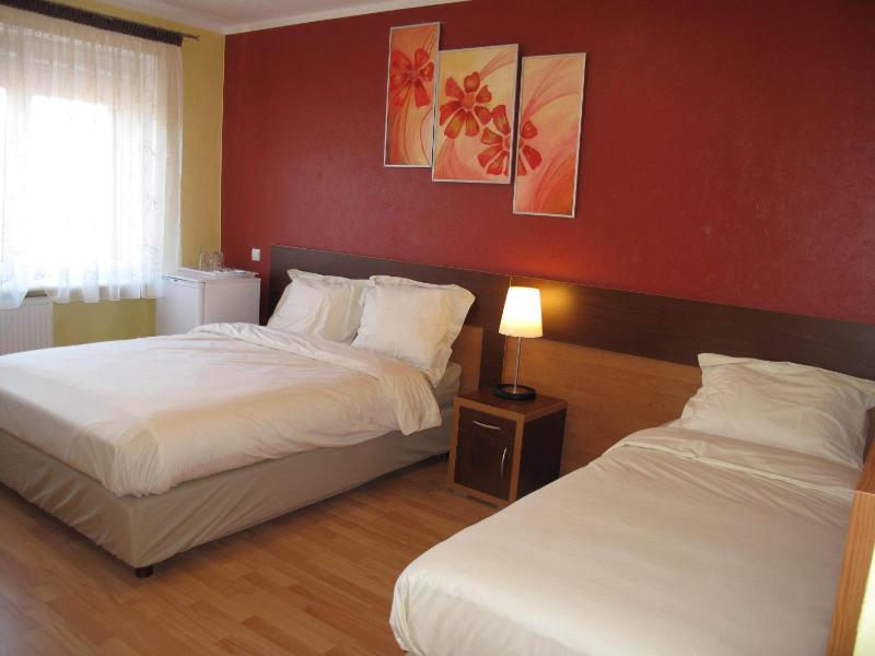 Standard Triple Room image 3