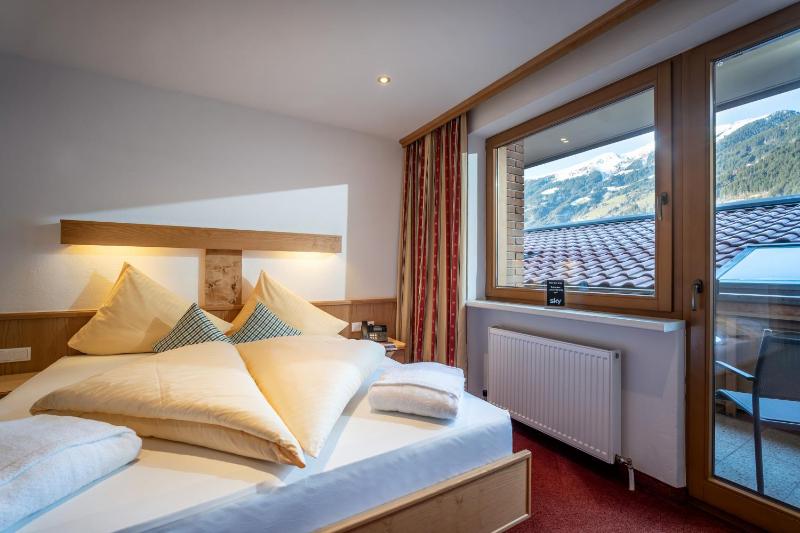 Economy Double Room with Balcony image 1