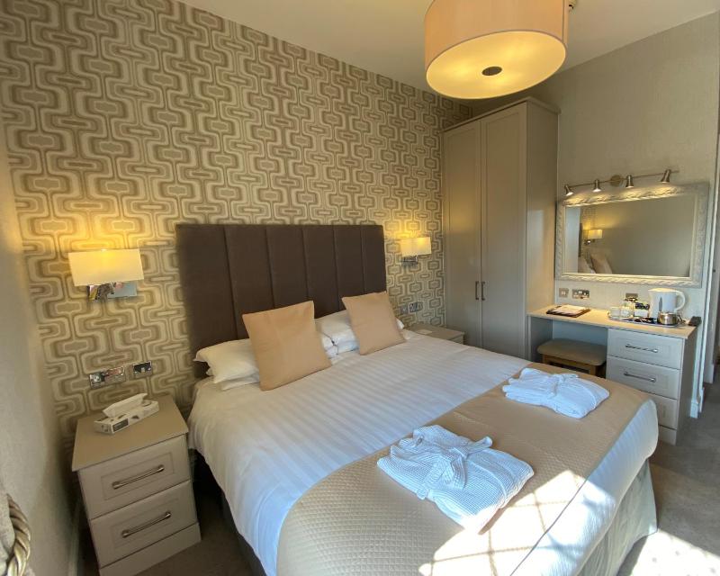 Classic Double Room image 3