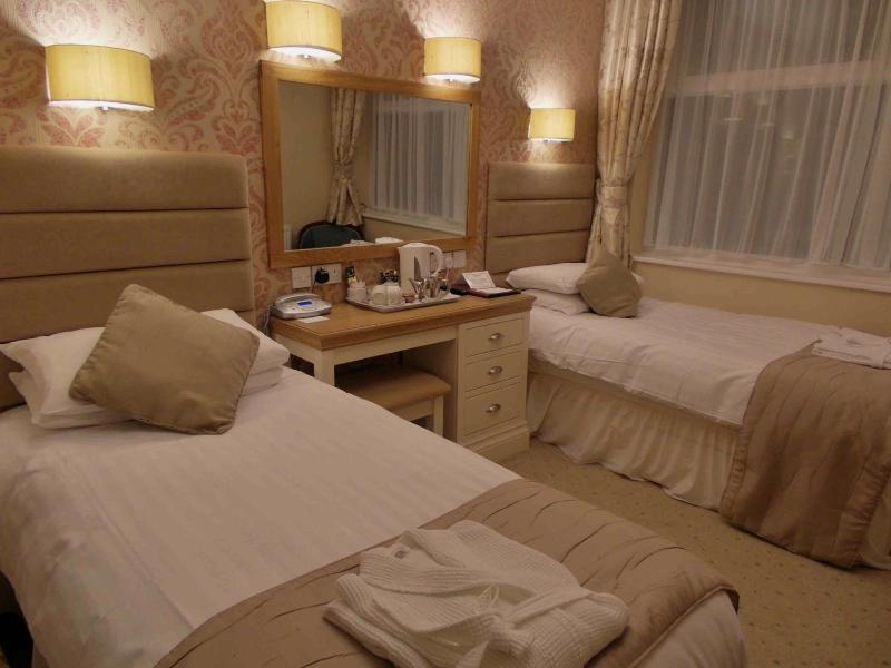 Classic Plus Twin Room image 2