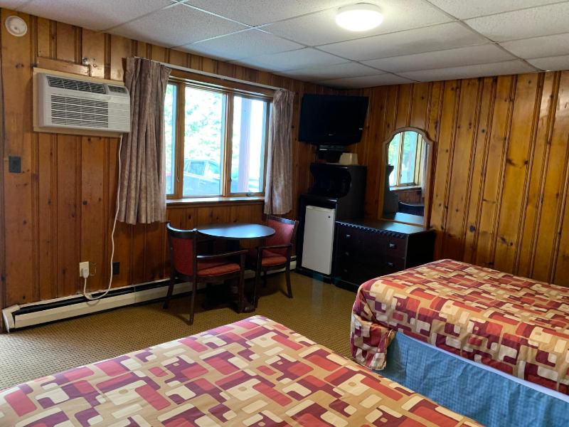 Standard Double Room with Two Double Beds image 4