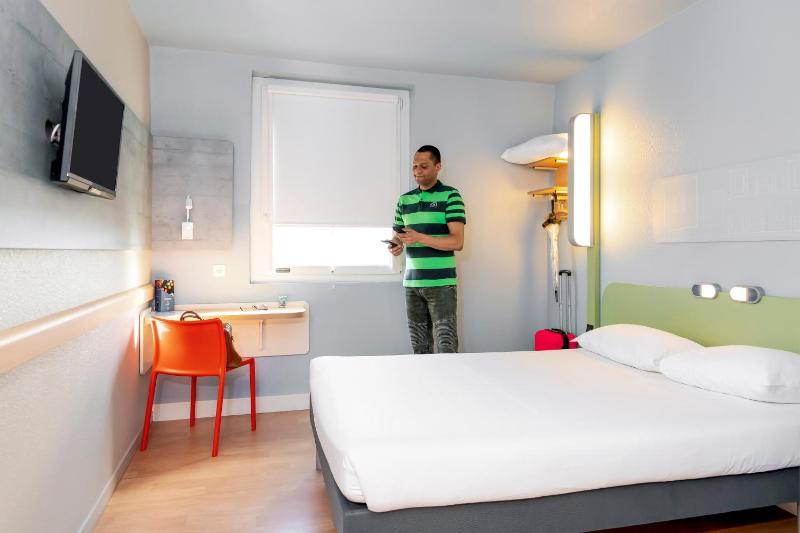 Standard Double Room image 3