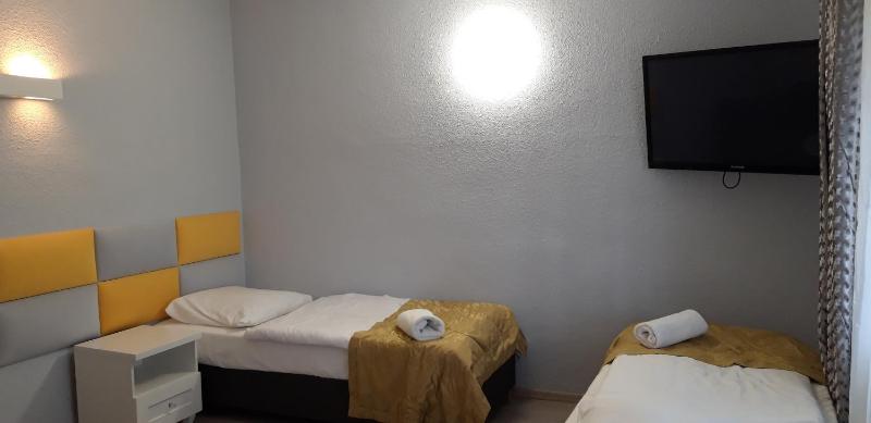 Twin Room image 1