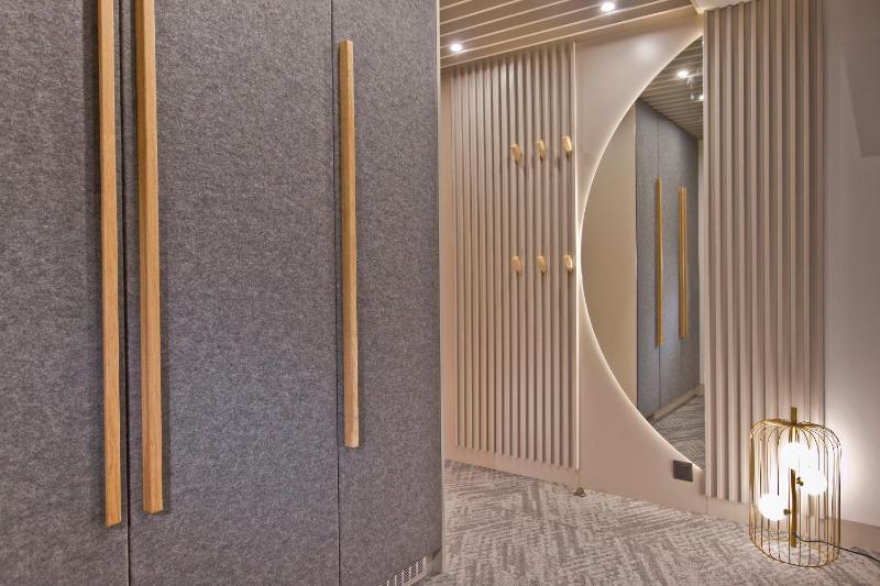 Deluxe Double Room - Disability access image 2